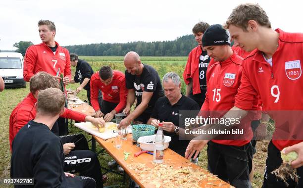 Volleyball 1. Bundesliga 2015/2016 TV Rottenburg beim Teambuildingevent TV R Team bei der Kartoffelernte und Kochen auf dem Acker mit dem Bio...