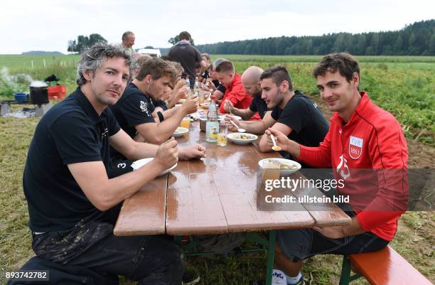 Volleyball 1. Bundesliga 2015/2016 TV Rottenburg beim Teambuildingevent TV R Team bei der Kartoffelernte und Kochen auf dem Acker mit dem Bio...