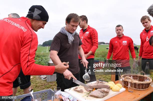 Volleyball 1. Bundesliga 2015/2016 TV Rottenburg beim Teambuildingevent TV R Team bei der Kartoffelernte und Kochen auf dem Acker mit dem Bio...