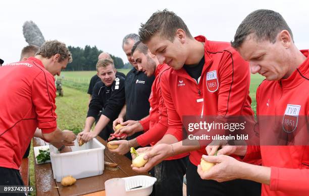 Volleyball 1. Bundesliga 2015/2016 TV Rottenburg beim Teambuildingevent TV R Team bei der Kartoffelernte und Kochen auf dem Acker mit dem Bio...