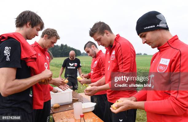 Volleyball 1. Bundesliga 2015/2016 TV Rottenburg beim Teambuildingevent TV R Team bei der Kartoffelernte und Kochen auf dem Acker mit dem Bio...