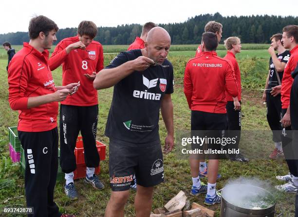 Volleyball 1. Bundesliga 2015/2016 TV Rottenburg beim Teambuildingevent TV R Team bei der Kartoffelernte und Kochen auf dem Acker mit dem Bio...