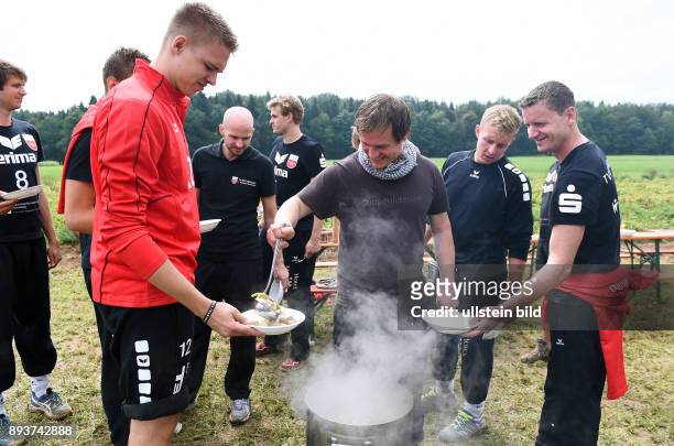 Volleyball 1. Bundesliga 2015/2016 TV Rottenburg beim Teambuildingevent TV R Team bei der Kartoffelernte und Kochen auf dem Acker mit dem Bio...