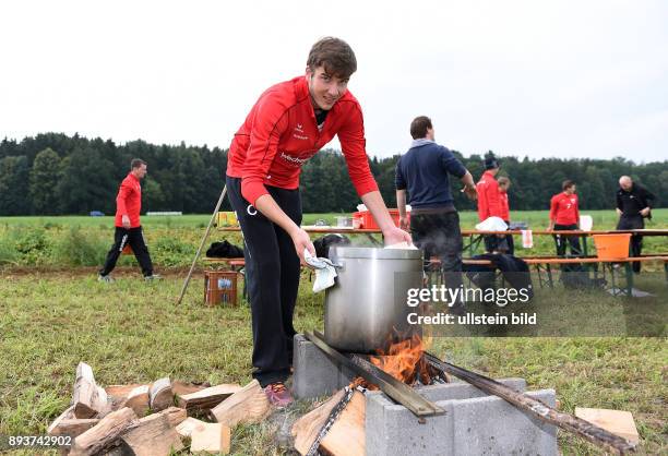 Volleyball 1. Bundesliga 2015/2016 TV Rottenburg beim Teambuildingevent TV R Team bei der Kartoffelernte und Kochen auf dem Acker mit dem Bio...