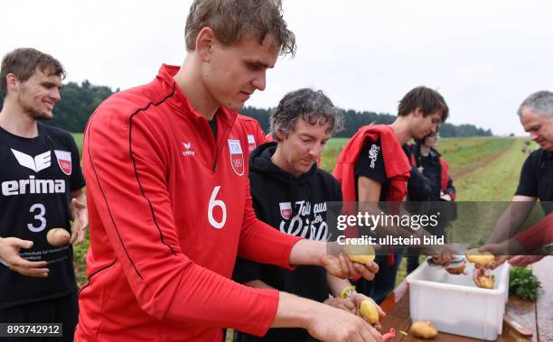 Volleyball 1. Bundesliga 2015/2016 TV Rottenburg beim Teambuildingevent TV R Team bei der Kartoffelernte und Kochen auf dem Acker mit dem Bio...