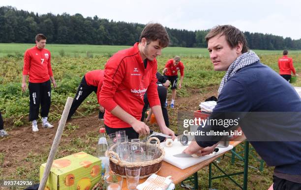 Volleyball 1. Bundesliga 2015/2016 TV Rottenburg beim Teambuildingevent TV R Team bei der Kartoffelernte und Kochen auf dem Acker mit dem Bio...