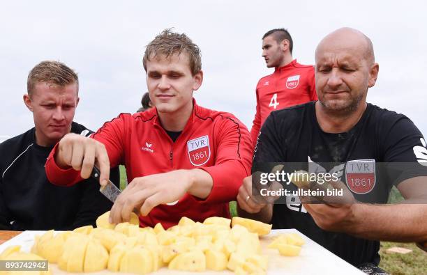 Volleyball 1. Bundesliga 2015/2016 TV Rottenburg beim Teambuildingevent TV R Team bei der Kartoffelernte und Kochen auf dem Acker mit dem Bio...