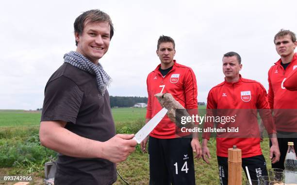 Volleyball 1. Bundesliga 2015/2016 TV Rottenburg beim Teambuildingevent TV R Team bei der Kartoffelernte und Kochen auf dem Acker mit dem Bio...