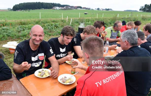 Volleyball 1. Bundesliga 2015/2016 TV Rottenburg beim Teambuildingevent TV R Team bei der Kartoffelernte und Kochen auf dem Acker mit dem Bio...