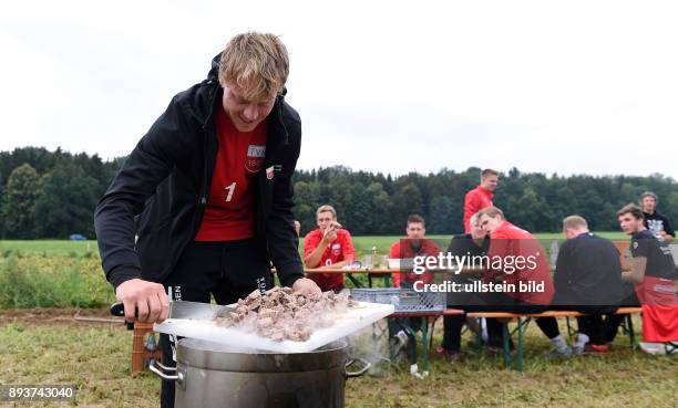 Volleyball 1. Bundesliga 2015/2016 TV Rottenburg beim Teambuildingevent TV R Team bei der Kartoffelernte und Kochen auf dem Acker mit dem Bio...