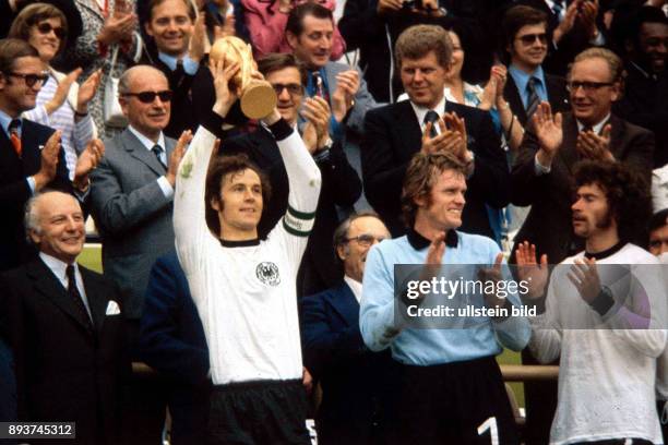 Niederlande - Bundesrepublik Deutschland JUBEL BRD: Kapitaen Franz Beckenbauer praesentiert stolz den FIFA Weltpokal mit Torwart Sepp Maier und Paul...
