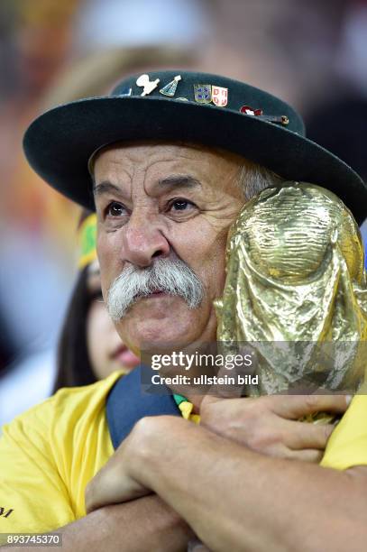 Brasilien - Deutschland Enttaeuschte Brasilianische Fan, Clovis Acosta Fernandes nach dem Abpfiff