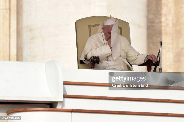 Rom, Vatikan Papst Franziskus I. Bekommt bei der woechentlichen Generalaudienz auf dem Petersplatz den Umhang seiner Soutane vom Wind ins Gesicht...