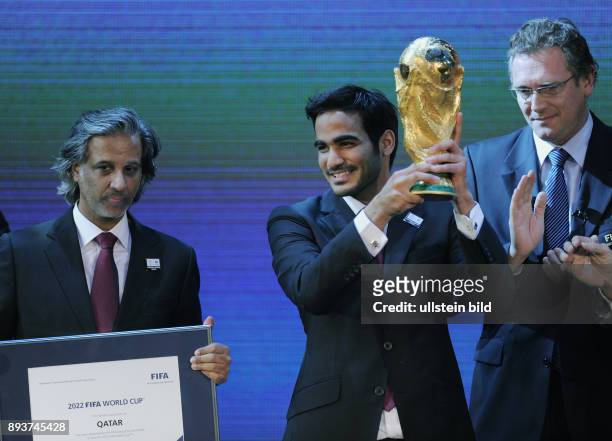 Fussball International FIFA WM 2018 und FIFA WM 2022 HE Sheikh Mohammed bin Hamad Al-Thani mit WM Pokal und FIFA Generalsekretaer Jerome Valcke ,...