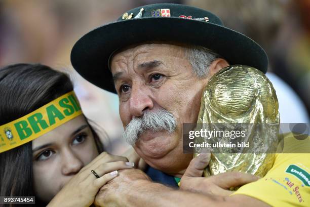 Brasilien - Deutschland Enttaeuschte Brasilianische Fan, Clovis Acosta Fernandes nach dem Abpfiff