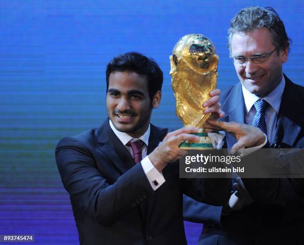 Fussball International FIFA WM 2018 und FIFA WM 2022 HE Sheikh Mohammed bin Hamad Al-Thani mit WM Pokal und FIFA Generalsekretaer Jerome Valcke