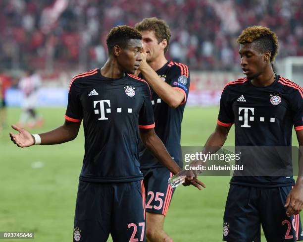 Olympiakos Piraeus - FC Bayern Muenchen David Alaba und Kingsly Coman 8re, FC Bayern Muenchen) klatschen nach dem Schlusspfiff ab