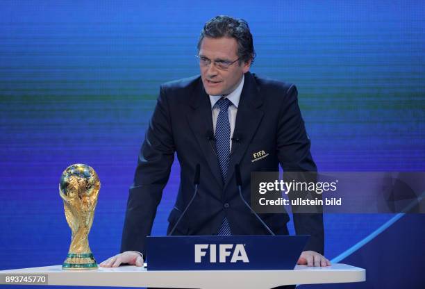 Fussball International FIFA WM 2018 und FIFA WM 2022 FIFA Generalsekretaer Jerome Valcke mit WM Pokal