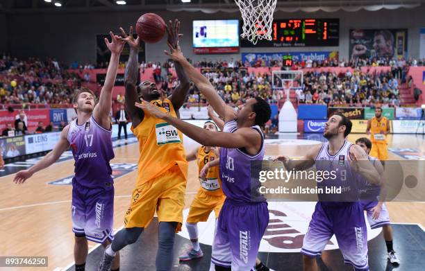 Basketball 1. Bundesliga 2015/2016 Hauptrunde 1. Spieltag Walter Tigers Tuebingen - BG Goettingen Toarlyn Fitzpatrick gegen Shane Edwards beobachtet...