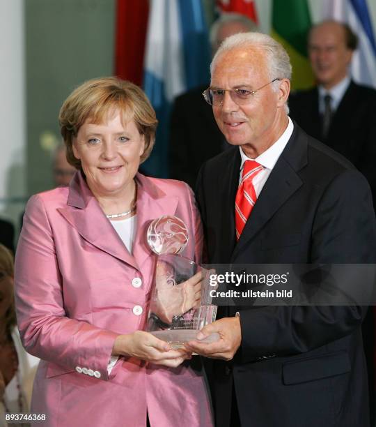 Fussball WM 2006 OK Praesiden Branz Beckenbauer ueberreicht Bundeskanstletin Angela Merkel eine Auszeichnung