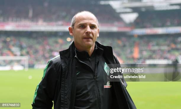 Fussball 1. Bundesliga Saison 2015/2016 9. Spieltag SV Werder Bremen - FC Bayern Muenchen Trainer Viktor Skripnik