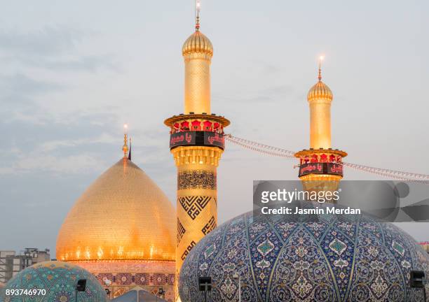 beautiful mosque with golden minarets - irakisch stock-fotos und bilder