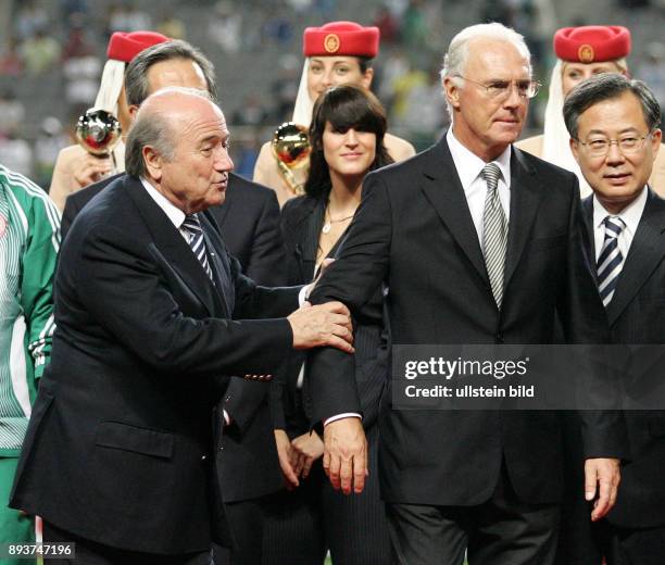 Fussball International U17 WM KoreaFinale Spanien - Nigeria Spain - Nigeria FIFA Praesident Joseph S. Blatter und Franz Beckenbauer