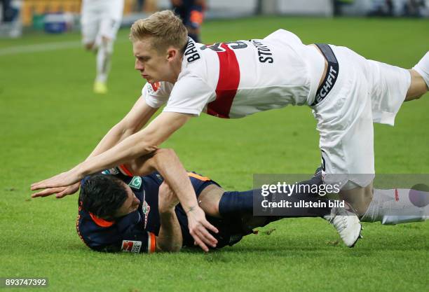 Fussball 1. Bundesliga Saison 2015/2016 15. Spieltag VfB Stuttgart - SV Werder Bremen Timo Baumgartl faellt auf Zlatko Junuzovic und verletzt ihn an...