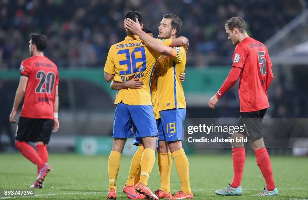 Fussball DFB Pokal 2015/2016 2. Runde SSV Reutlingen - Eintracht Braunschweig JUBEL Eintracht Braunschweig; Torschuetze zum 0-3 Gerrit Holtmann...