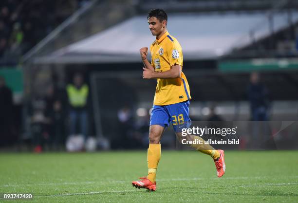 Fussball DFB Pokal 2015/2016 2. Runde SSV Reutlingen - Eintracht Braunschweig JUBEL; Torschuetze zum 0-3 Gerrit Holtmann