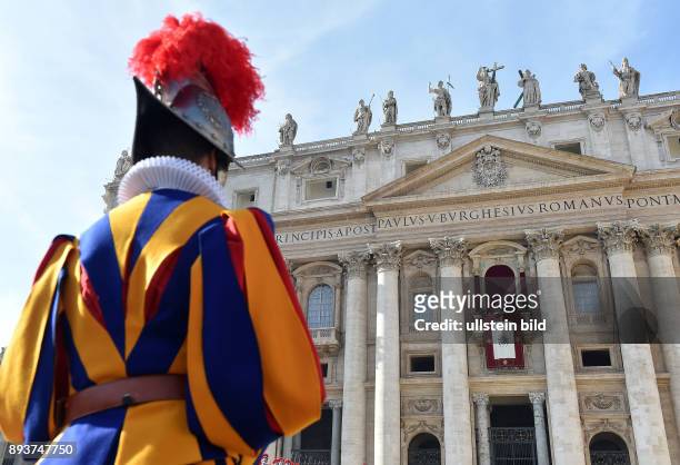Rom, Vatikan Weihnachten Ein Mitglied der paepstlichen Schweizergarde auf dem Petersplatz vor dem Patersdom bei dem Urbi Et Orbi Segen von Papst...