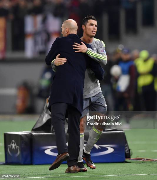 Rom - Real Madrid Trainer Zinedine Zidane umarmt Cristiano Ronaldo