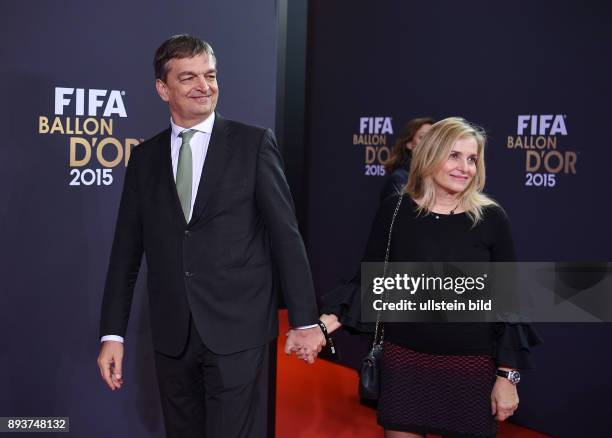 Fussball International FIFA Ballon d Or 2015 in Zuerich Weltfussballer 2015: Kandidat fuer das Amt des FIFA Praesidenten; Jerome Champagne mit Frau