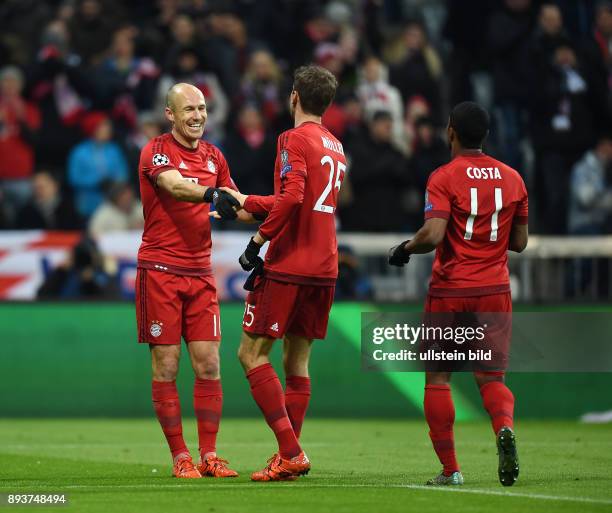 Bayern Muenchen - Olympiakos Piraeus Jubel FC Bayern Muenchen; Thomas Mueller bedankt sich bei Arjen Robben fuer dessen Vorlage zu seinem Tor zum 3-0...