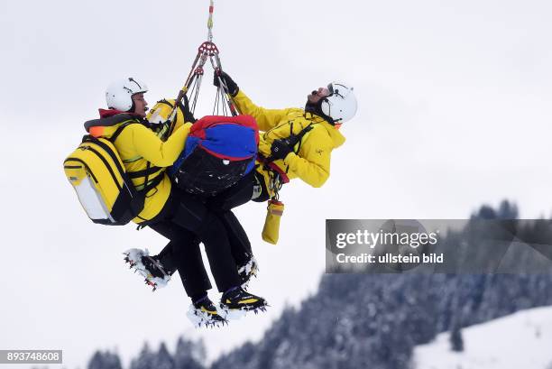 Ski Alpin Weltcup Saison 2015/2016 76. Hahnenkamm - Rennen Abfahrt Training Georg Streitberger wird nach einem Sturz unterhalb des Hausberg und mit...