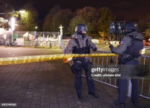 Deutschland - Holland Das Spiel wurde aus Sicherheitsbedenken kurzfristig abgesagt und evakuiert. Schwer bewaffnete Polizisten sperren die HDI-Arena...