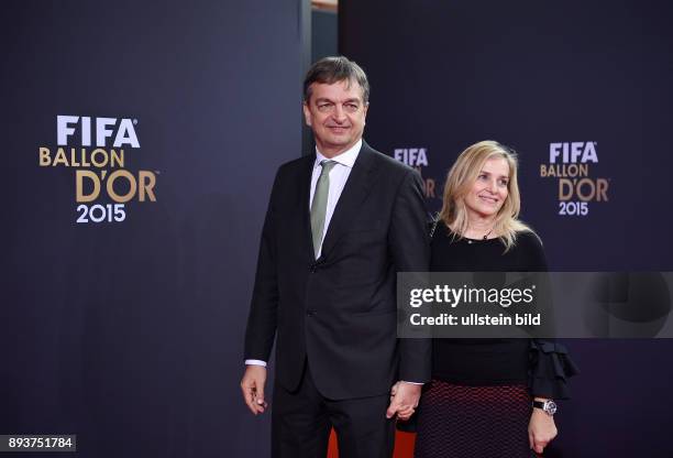 Fussball International FIFA Ballon d Or 2015 in Zuerich Weltfussballer 2015: Kandidat fuer das Amt des FIFA Praesidenten; Jerome Champagne mit Frau