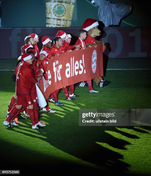 Fussball DFB Pokal Achtelfinale 2015/2016 FC Bayern Muenchen - SV Darmstadt 98 Das Team des FC Bayern bedankt sich mit einem Banner; Danke fuer...