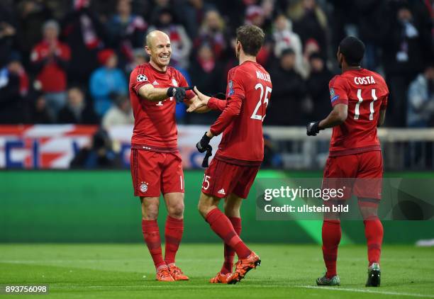 Bayern Muenchen - Olympiakos Piraeus Jubel FC Bayern Muenchen; Thomas Mueller bedankt sich bei Arjen Robben fuer dessen Vorlage zu seinem Tor zum 3-0...