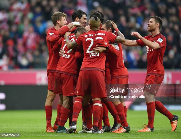 Fussball 1. Bundesliga Saison 2015/2016 14. Spieltag FC Bayern Muenchen - Hertha BSC Berlin Teamjubel FC Bayern Muenchen; Thomas Mueller, Kingsley...
