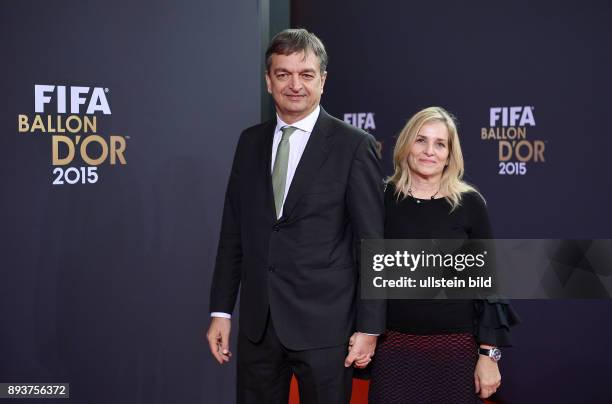 Fussball International FIFA Ballon d Or 2015 in Zuerich Weltfussballer 2015: Kandidat fuer das Amt des FIFA Praesidenten; Jerome Champagne mit Frau