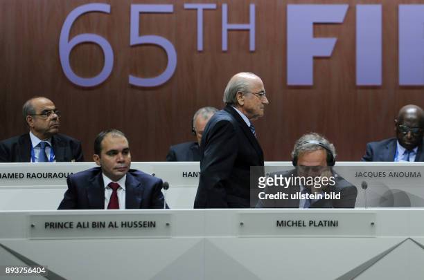 Fussball International 65. FIFA Kongress in Zuerich Vizepraesident Michel PLATINI nachdenklich mit Vizepraesident H.R.H. Prinz Ali BIN AL HUSSEIN und...