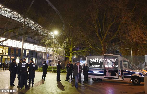 Deutschland - Holland Das Spiel wurde aus Sicherheitsbedenken kurzfristig abgesagt und evakuiert. Die Polizei sichert die HDI-Arena in Hannover