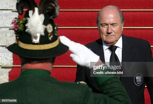 Fussball WM 2006: Ein bayerischer Trachtentraeger salutiert vor FIFA-Praesident Joseph S. Blatter waehrend des Empfangs des Bayerischen...