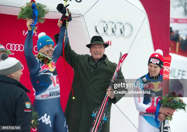 Ski Alpin Weltcup Saison 2015/2016 76. Hahnenkamm - Rennen Abfahrt Siegerehrung; Arnold Schwarzenegger ehrt Sieger Peter Fill beobachtet von Carlo...