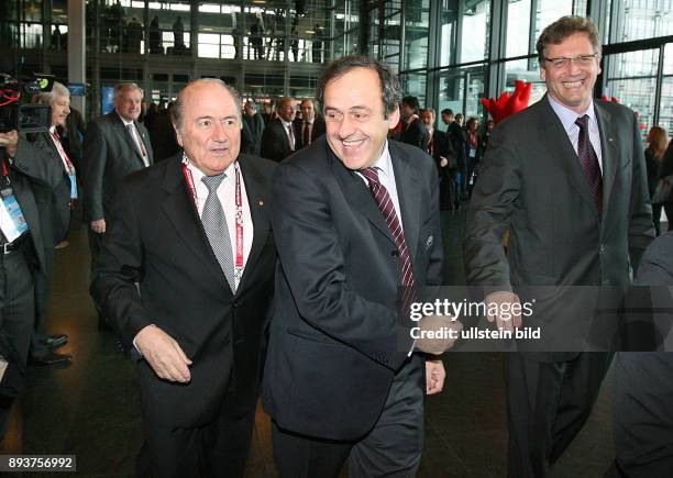 Fussball International Gruppenauslosung Euro 2008 Joseph S. Blatter , UEFA Praesident Michel Platini und FIFA Generalsekretaer Jerome Valcke gut...