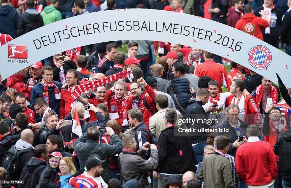 Fussball 1. Bundesliga Saison 15/16: Jubel FC Bayern Muenchen Fans im Innenraum der Allianz Arena