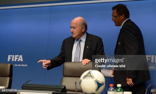 Fussball International FIFA Exekutivkomittee Sitzung Pressekonferenz FIFA-Praesident Joseph S. Blatter und FIFA Generalsekretaer Jerome VALCKE