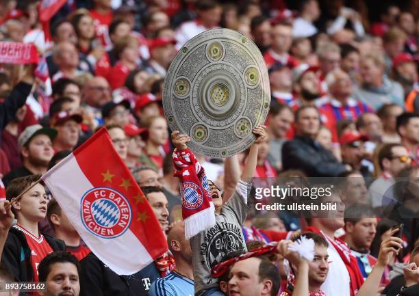 Bayern Muenchen - Borussia Moenchengladbach Der FC Bayern Fans feiert die 26. Deutsche Meisterschaft mit Papp-Meisterschale in der Allianz Arena