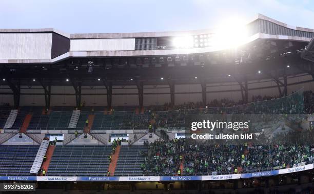 Real Madrid - VfL Wolfsburg Nicht restlos gefuellet Gaestefanblock, Fans des VfL Wolfsburg im Santiago Bernabeu Stadion in Madrid